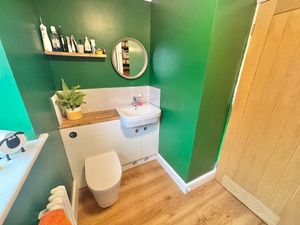 Shower room- click for photo gallery